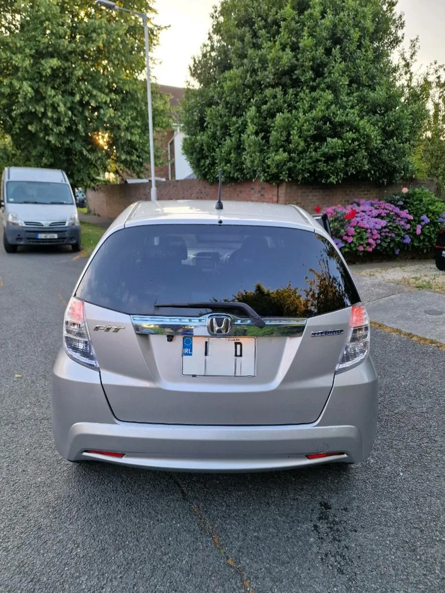 Immaculate Honda Jazz 1.3 Automatic Hybrid - Image 4