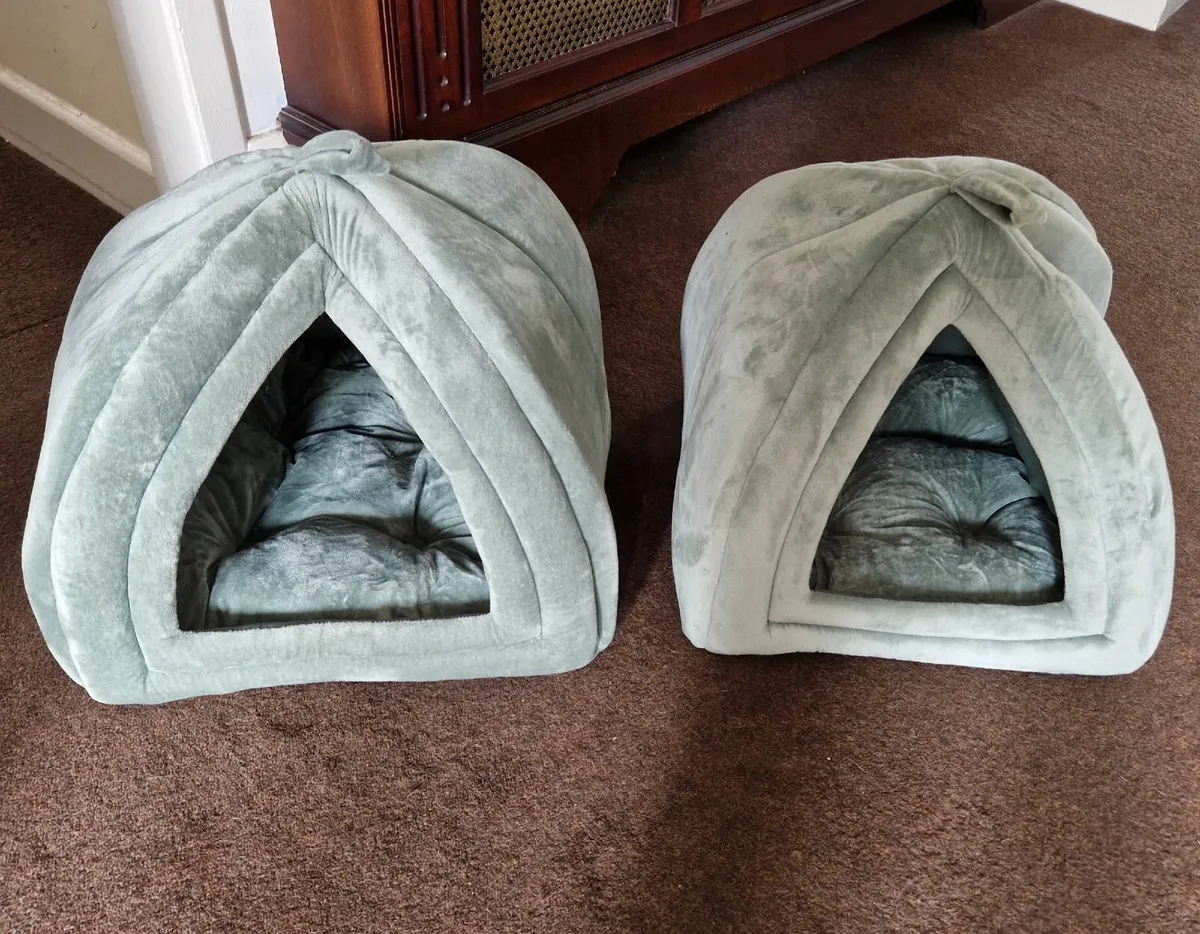 2 matching cat beds - Image 1