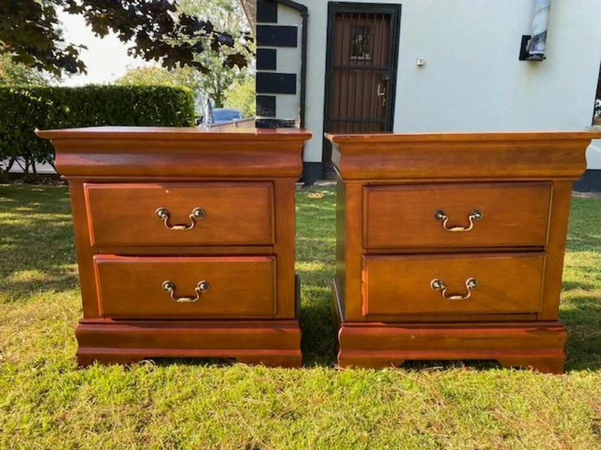 BEDSIDE DRAWER UNITS. - Image 1