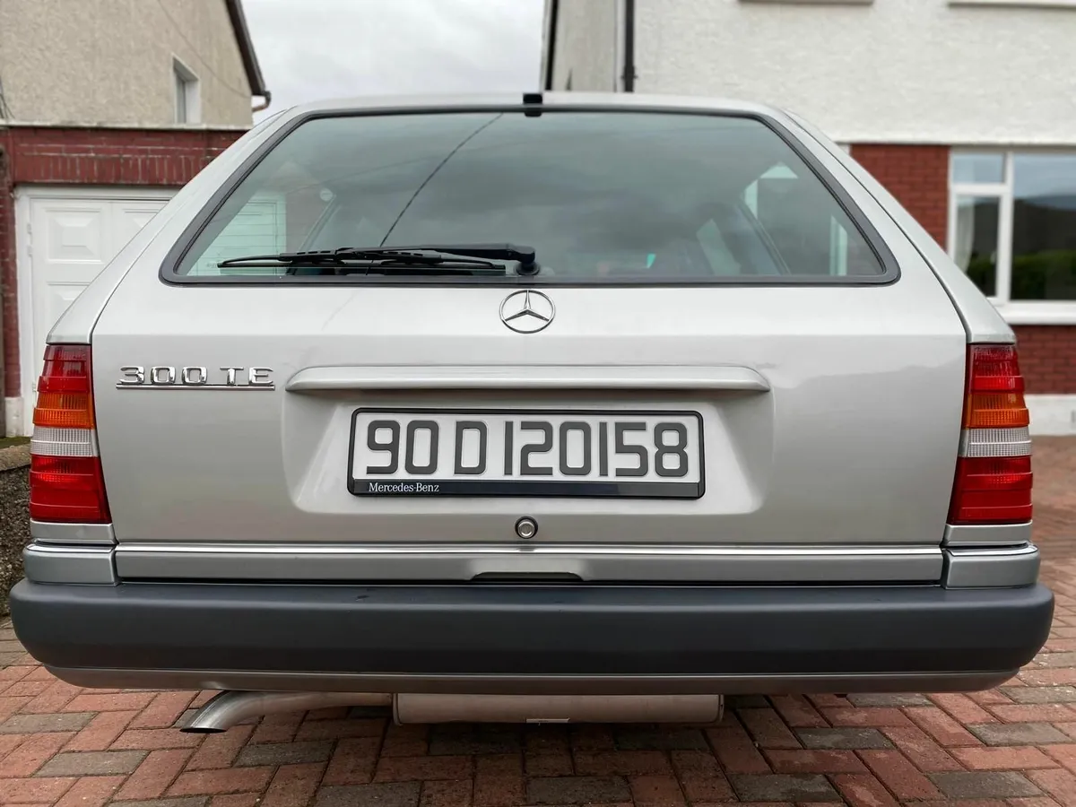 Mercedes-Benz 300TE, 1990 - Image 2