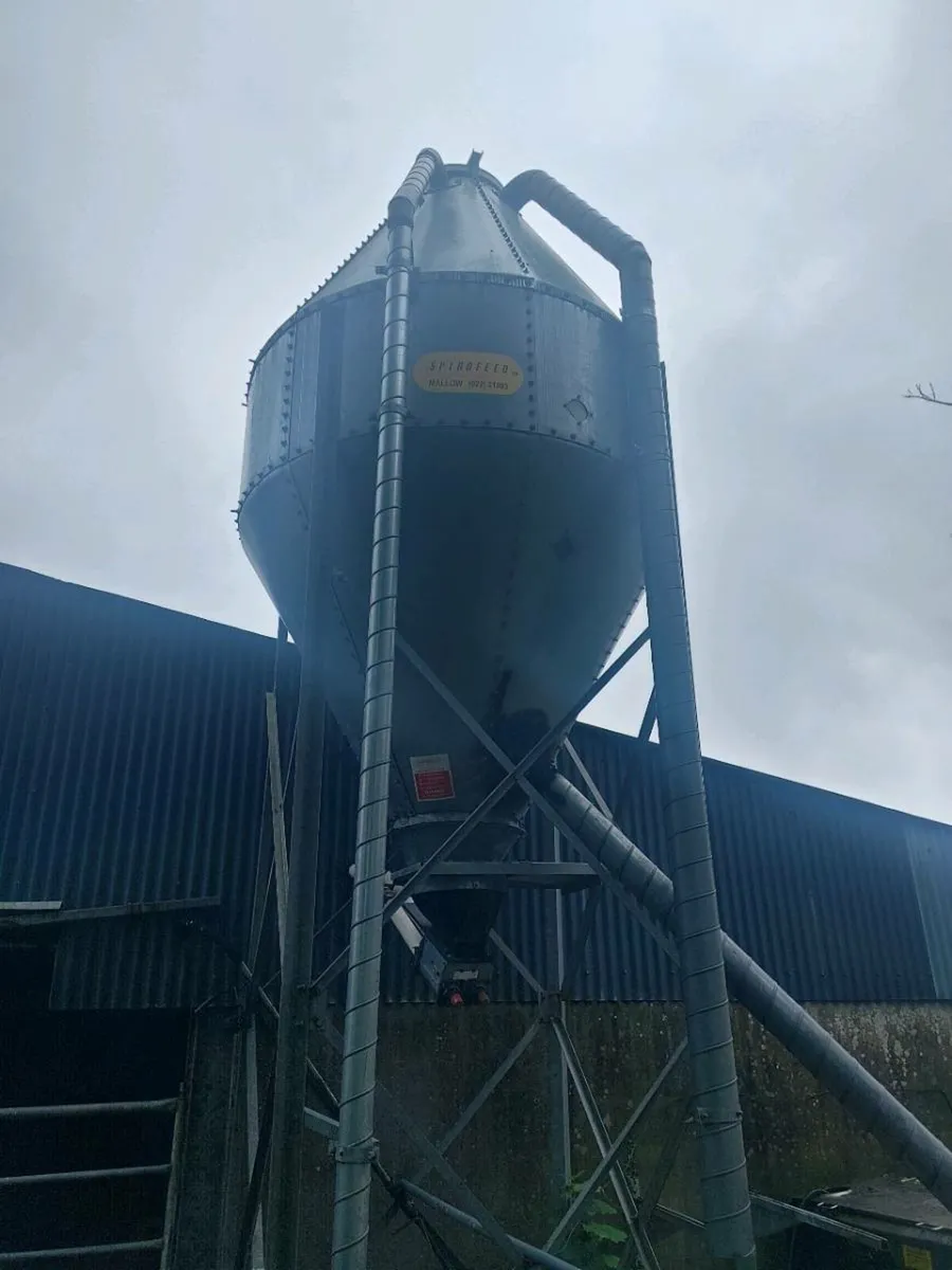 Meal bin with augers - Image 1