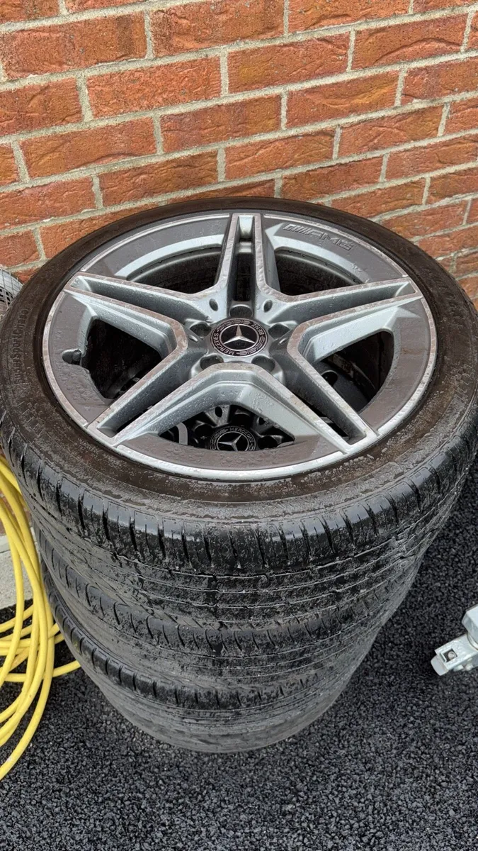 Mercedes AMG 5‑spoke alloys & tyres