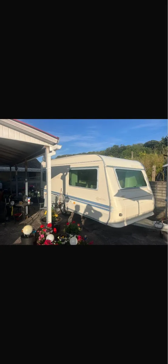German caravan with island bed - Image 3