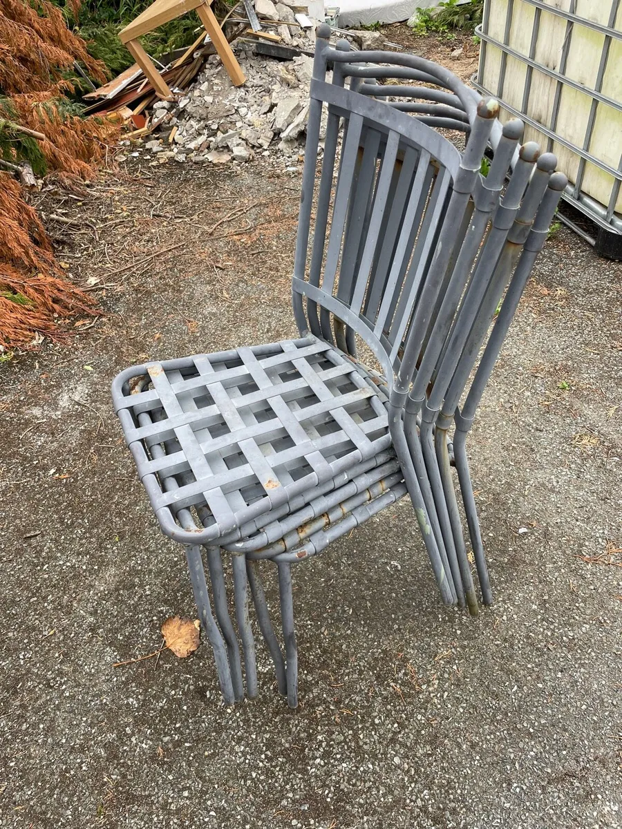 5 iron garden chairs - Image 1