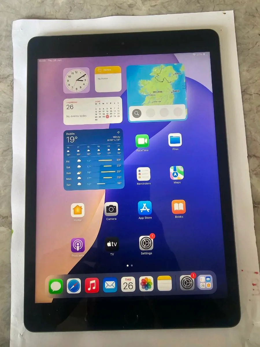 Ipad 8 th generation, 128 GB - Image 1