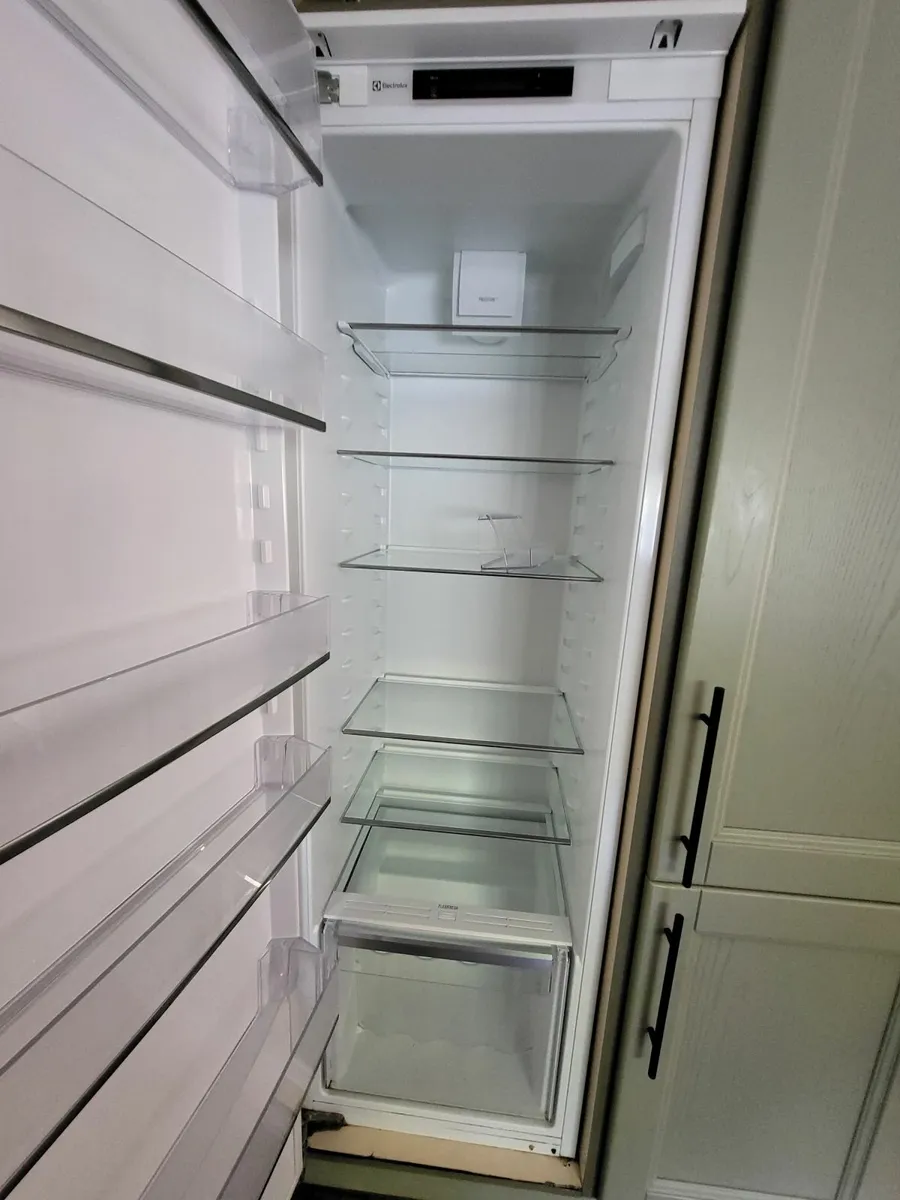 Electrolux integrated larder fridge - Image 3