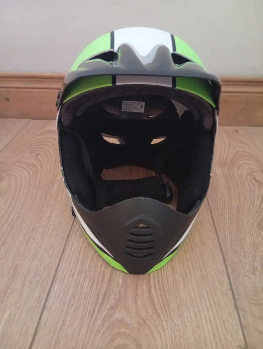 Universal Quality Helmet 3 months old - Image 2
