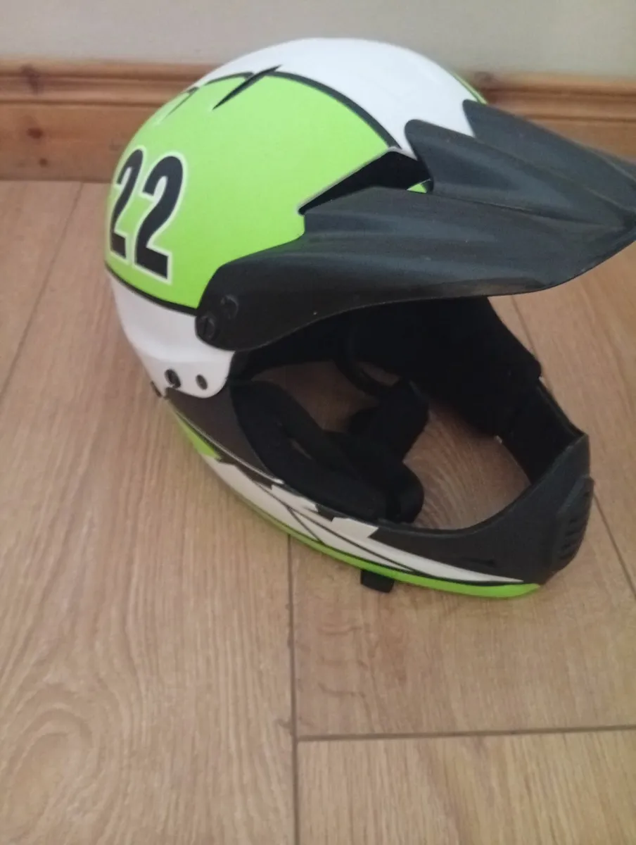 Universal Quality Helmet 3 months old - Image 4