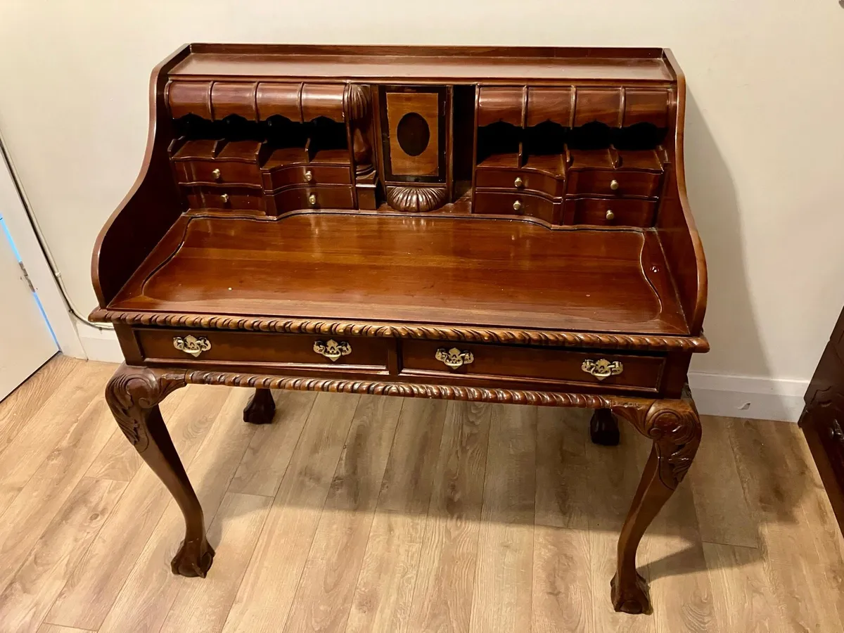 Thomas Chippendale mahogany desk and chairs - Image 1