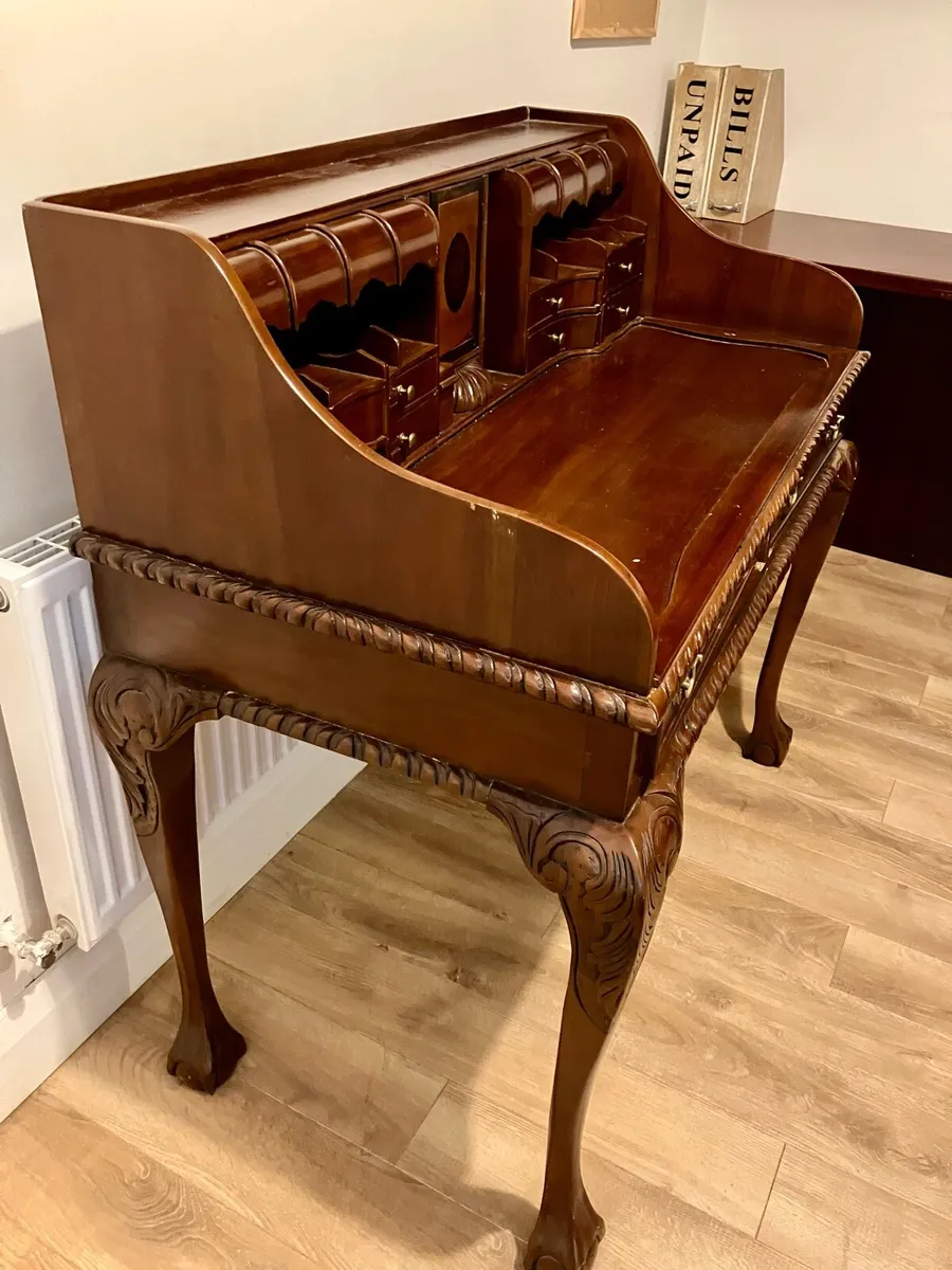 Thomas Chippendale mahogany desk and chairs - Image 2