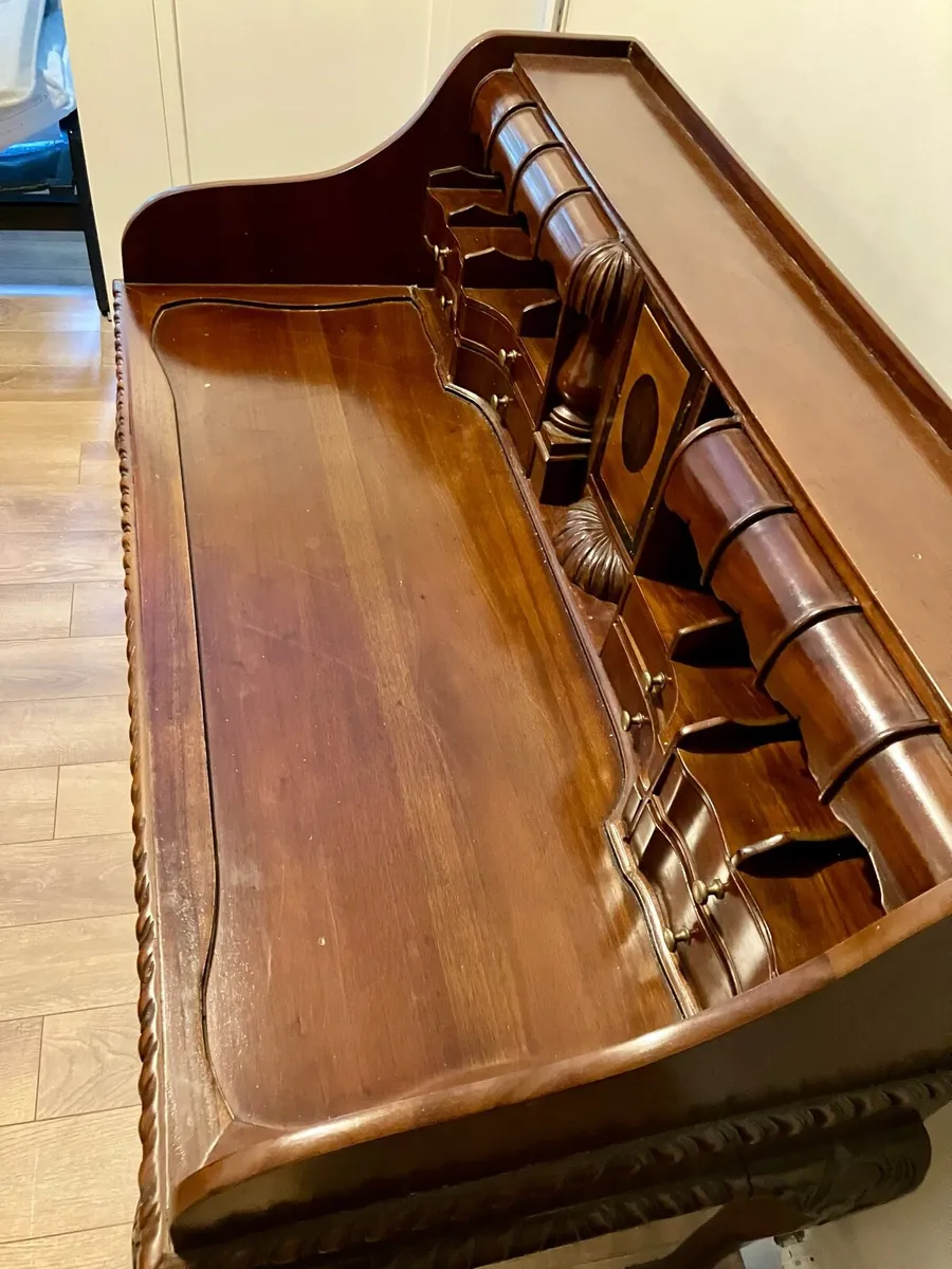 Thomas Chippendale mahogany desk and chairs - Image 3