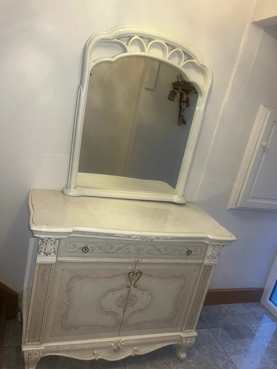 Dressing table and large mirror