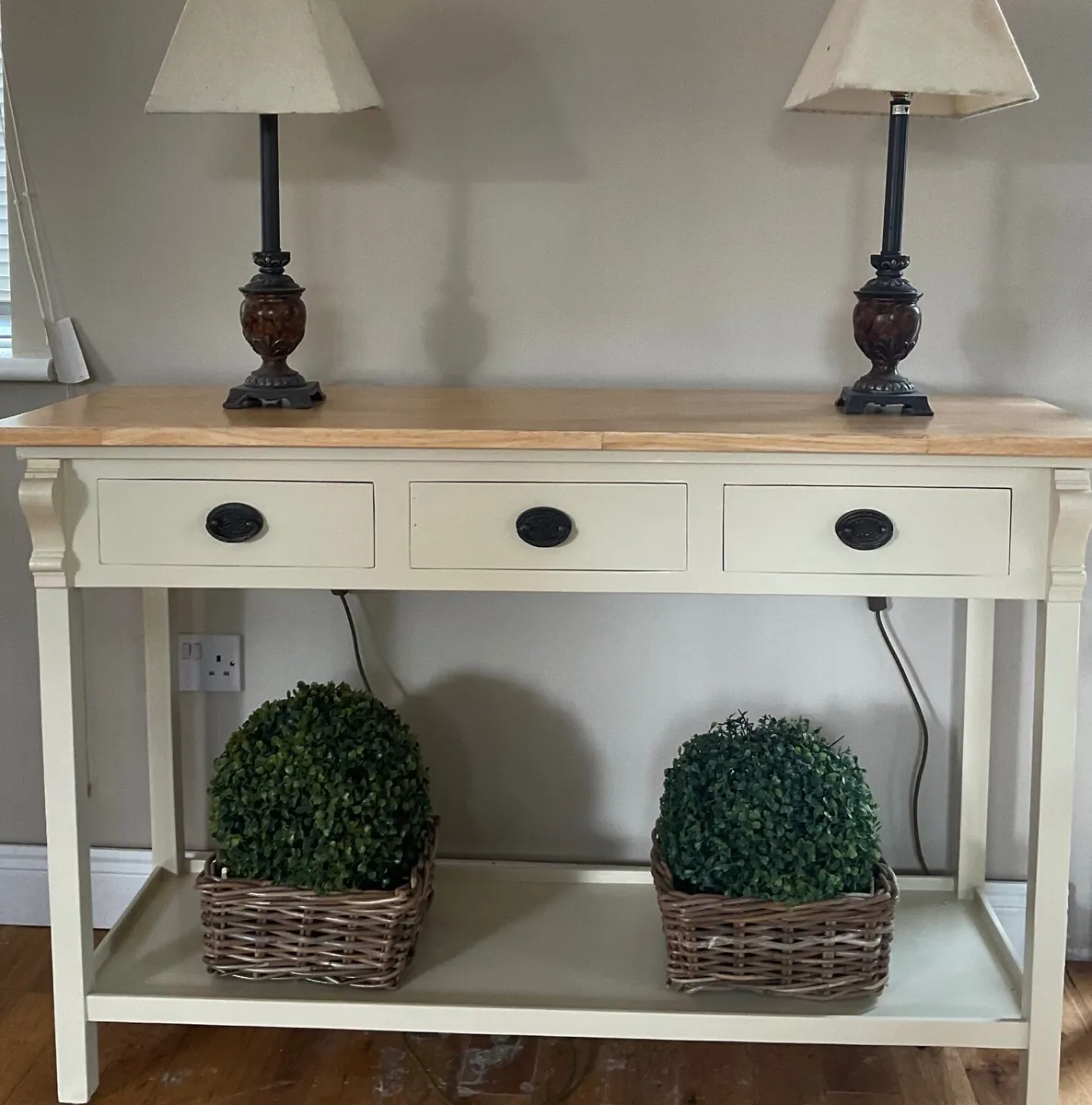 Hall console table / sideboard in great cobndition - Image 2