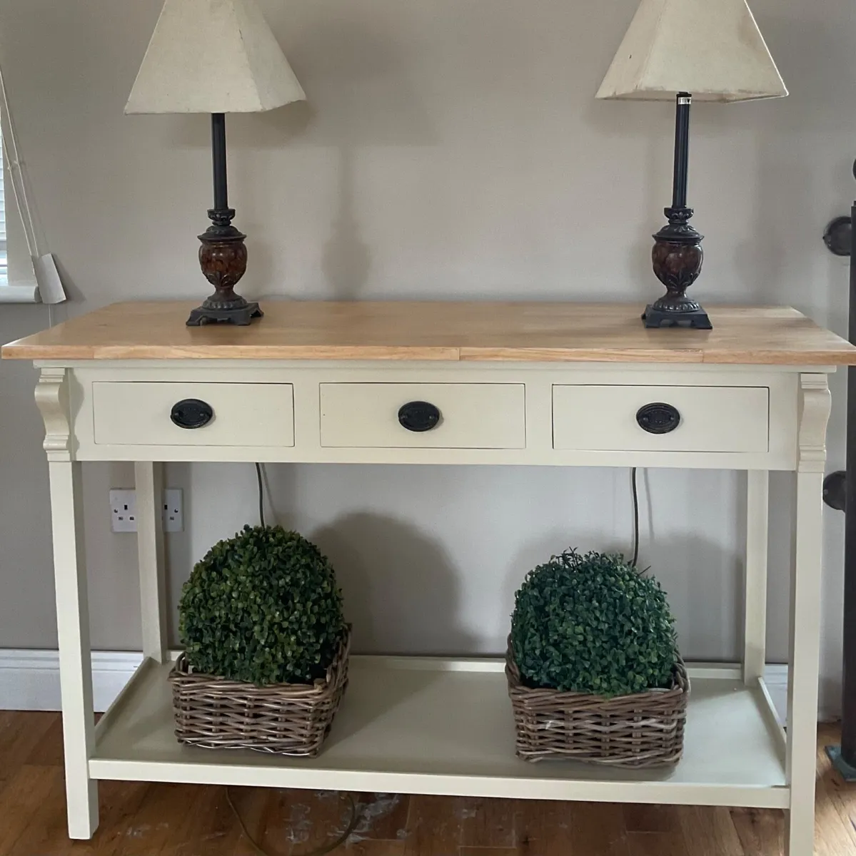 Hall console table / sideboard in great cobndition - Image 3