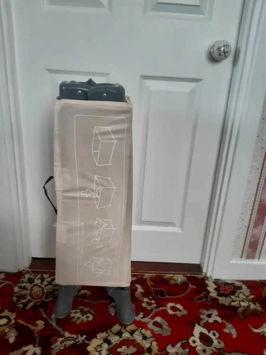 Travel cot - Image 1