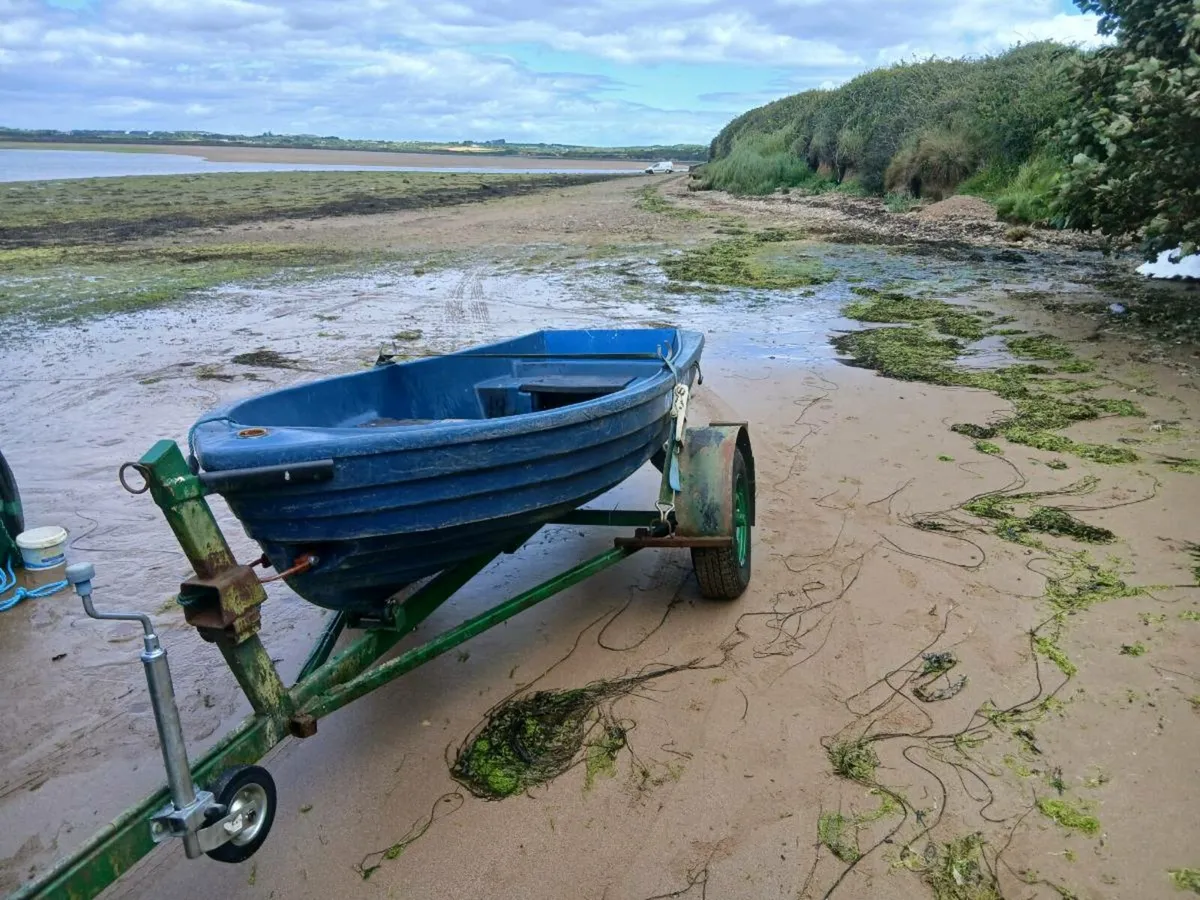 Boat with trailer - Image 1