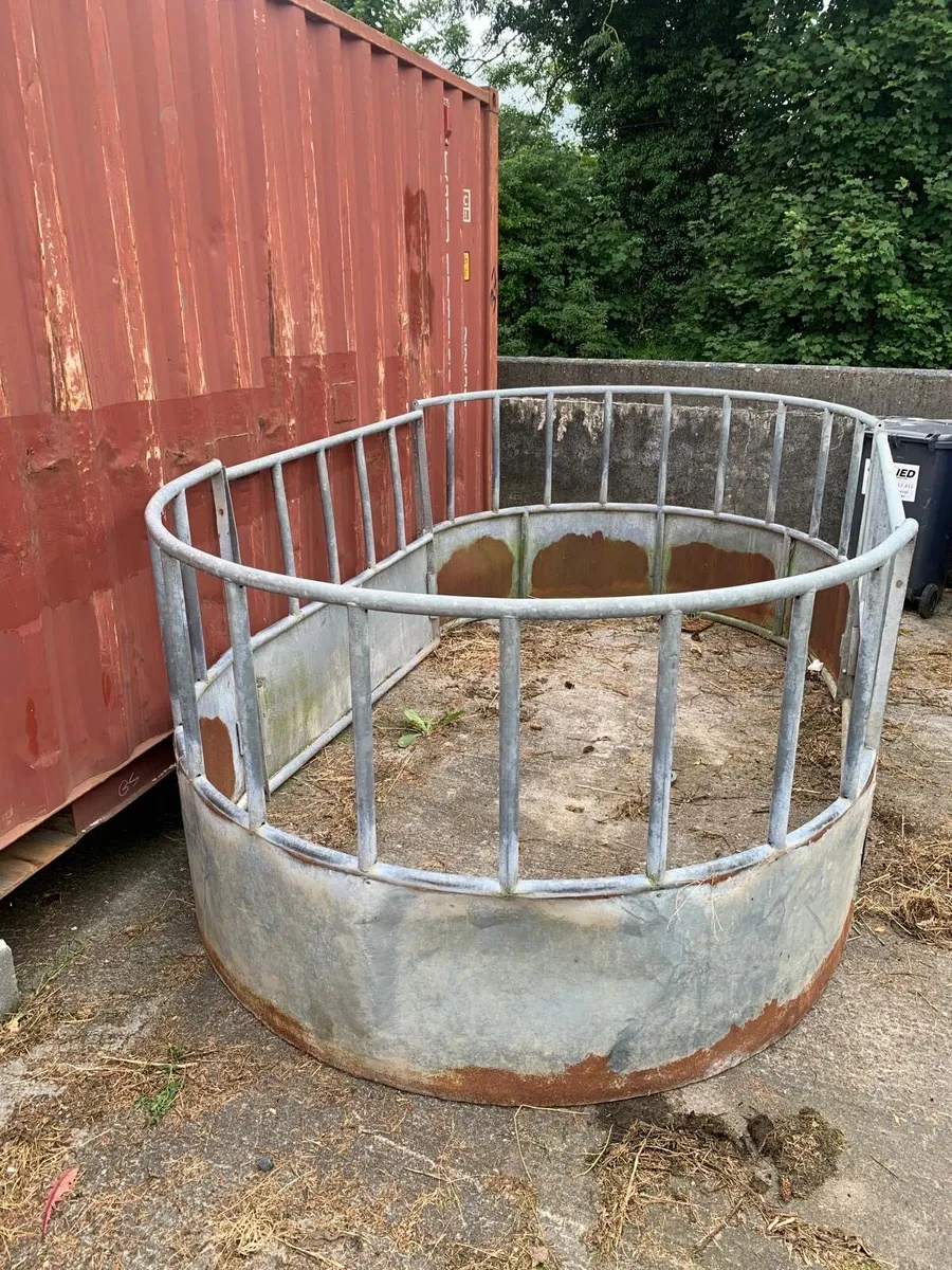 Hay feeder - Image 1