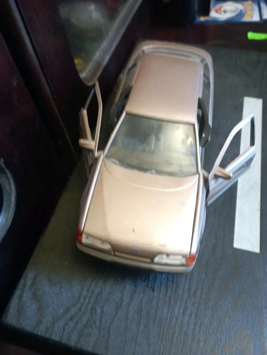 FORD  GRENADA SCORPIO  GHIA M1 DIE-CAST MODLE - Image 2