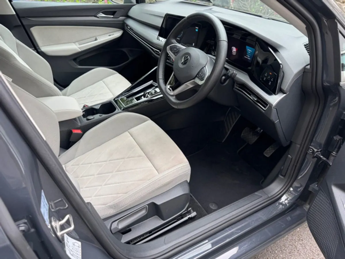 Volkswagen Golf TSi E-hybrid Style Phev//urano Gr - Image 4
