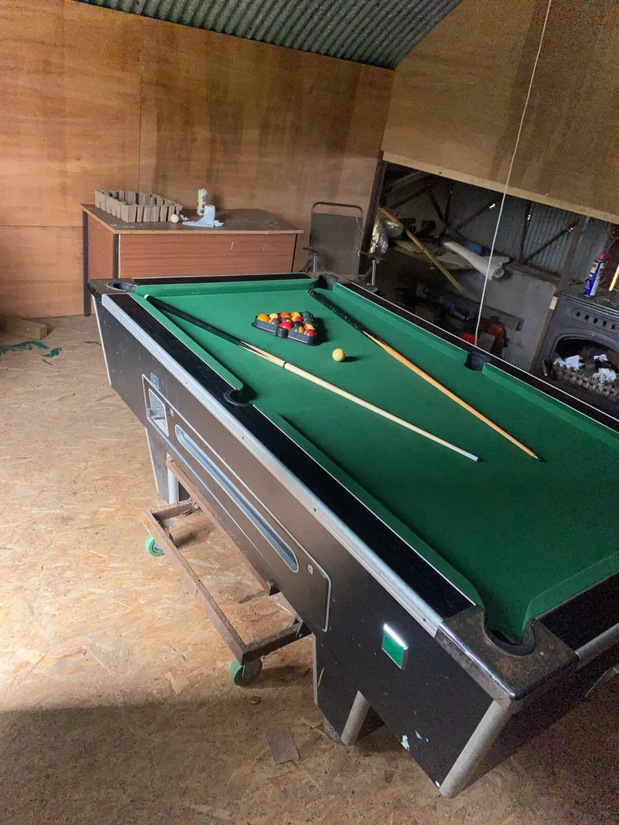 Pool table - Image 1