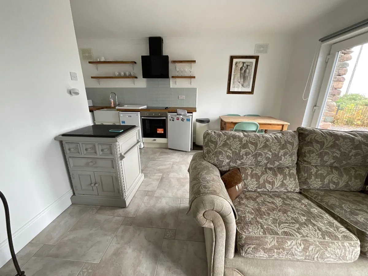 LET SUBJECT TO REFERENCES - Flat to let - Image 3