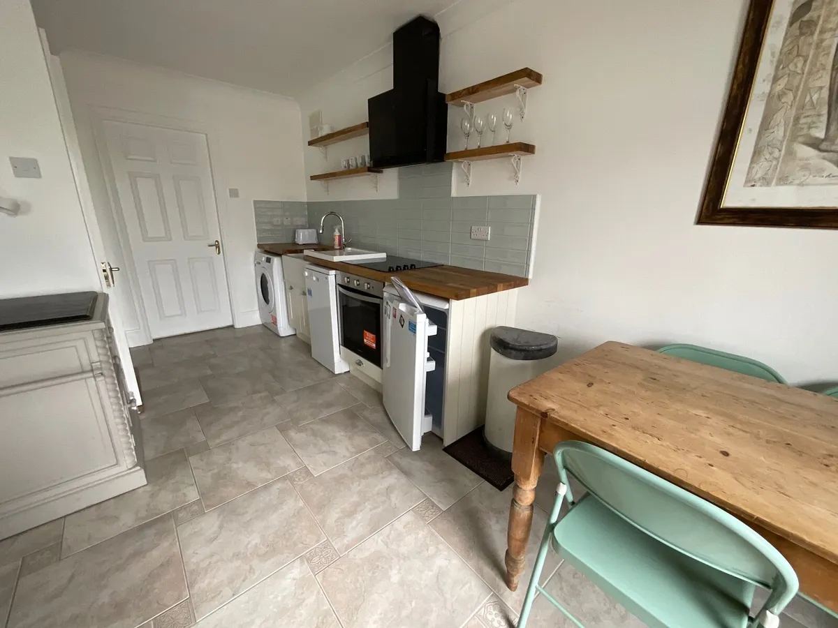 LET SUBJECT TO REFERENCES - Flat to let - Image 4