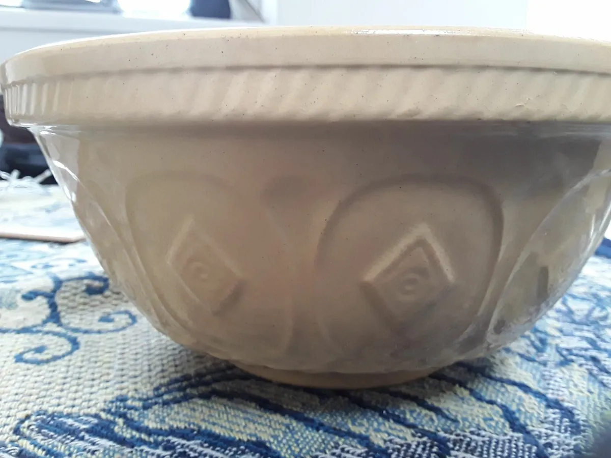 Collectible vintage baking bowl - Image 1
