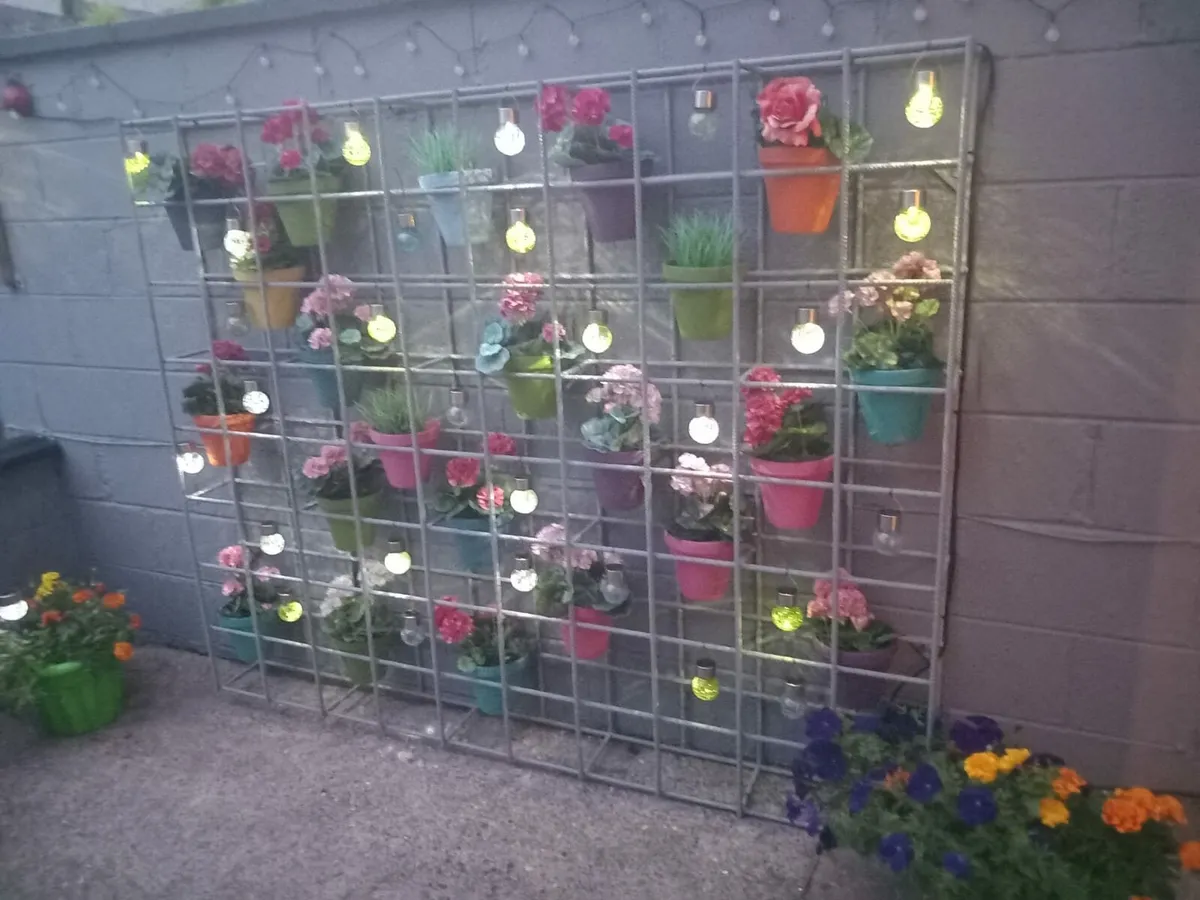 Steel frame with flowers - Image 1