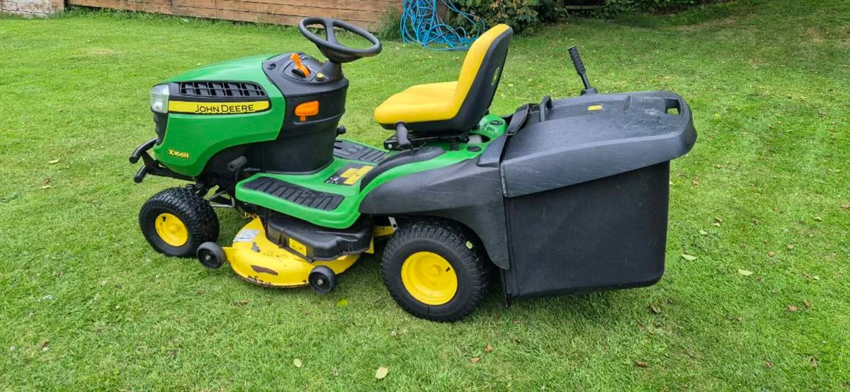John Deere X166R ride on lawnmower - Image 3