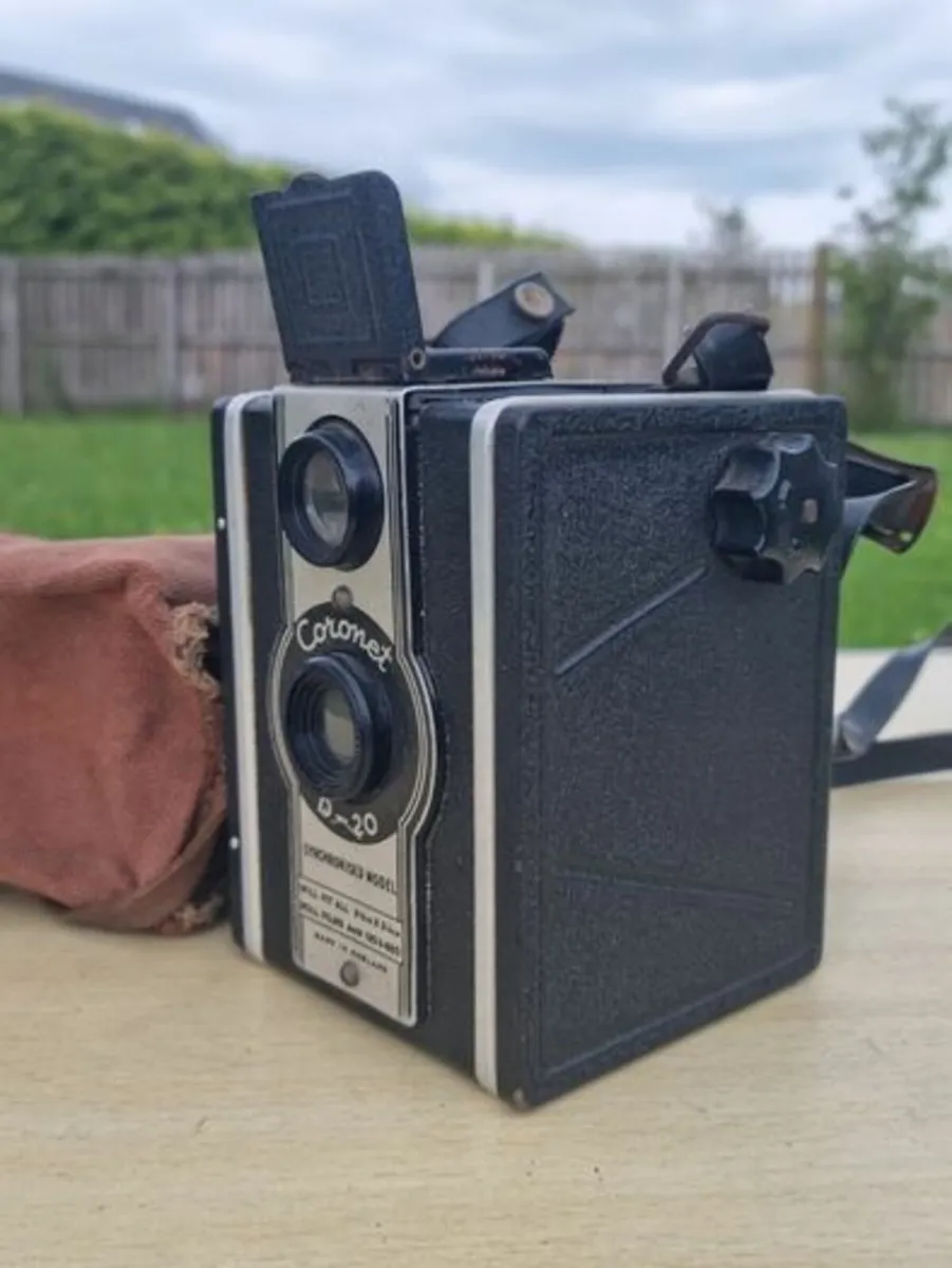Vintage box camera - Cornet D-20 - Image 2
