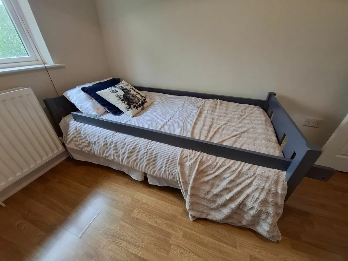 Single bed - Image 1