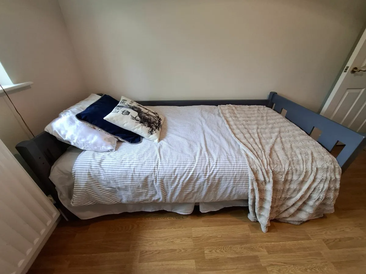 Single bed - Image 2