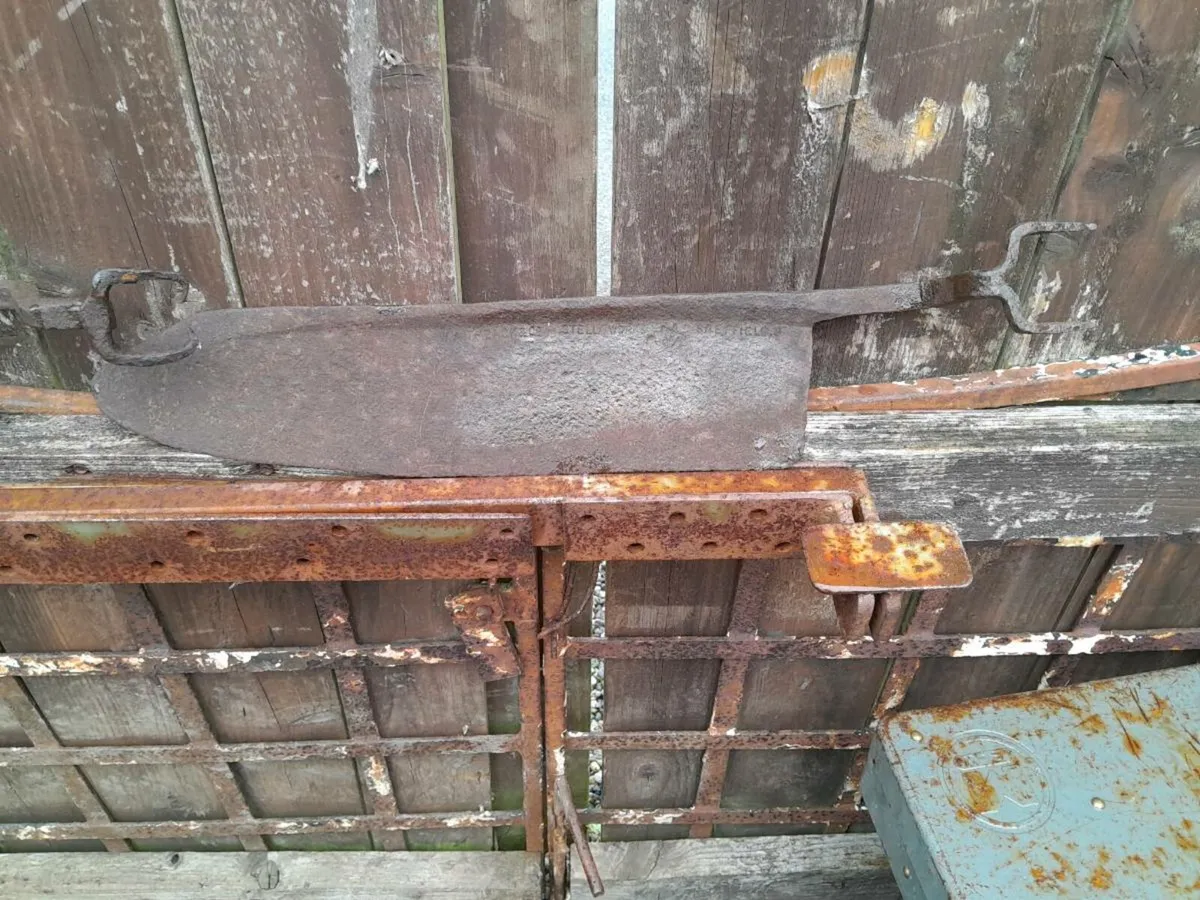 Two vintage hay knives - Image 1