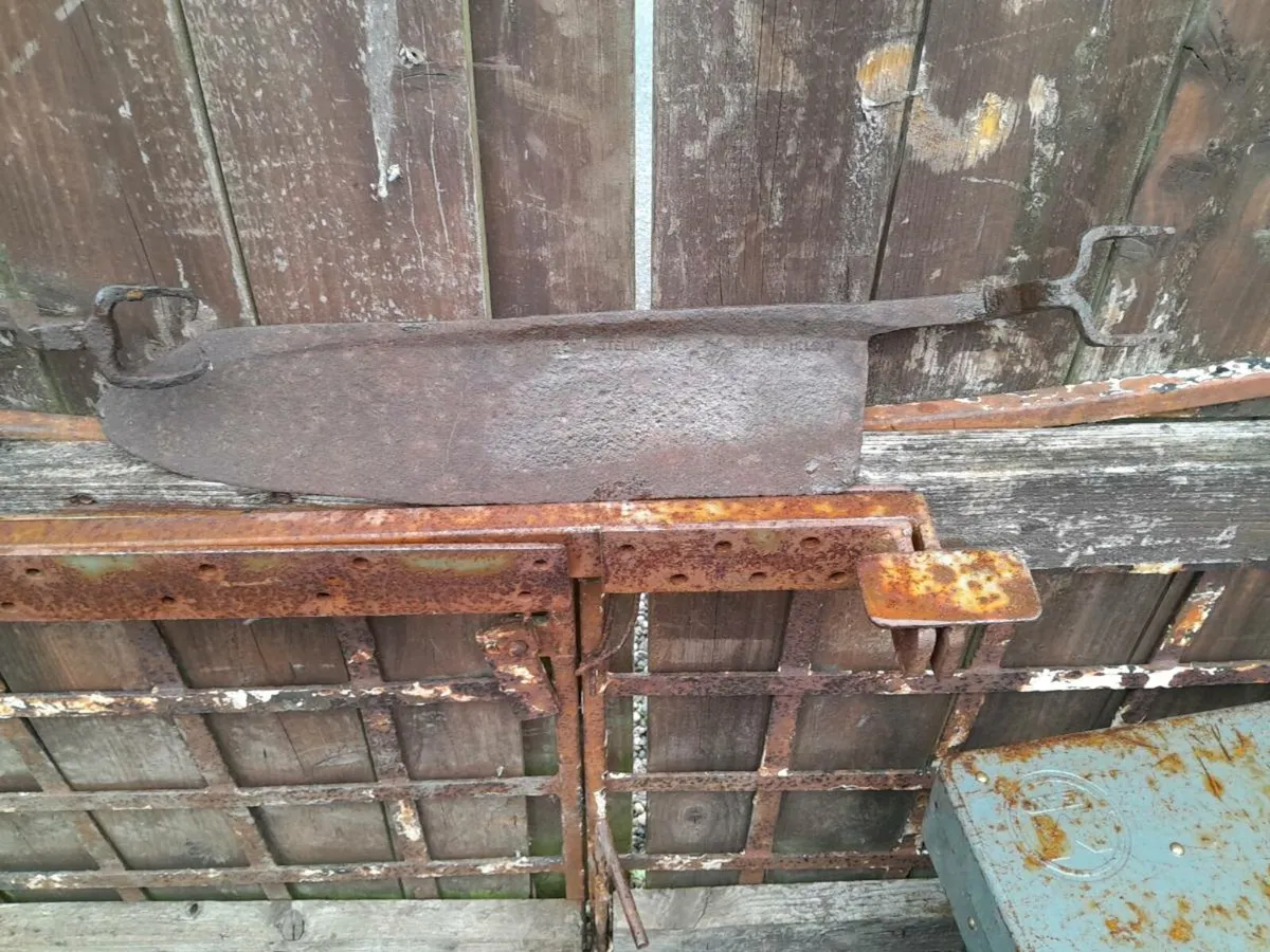 Two vintage hay knives - Image 2