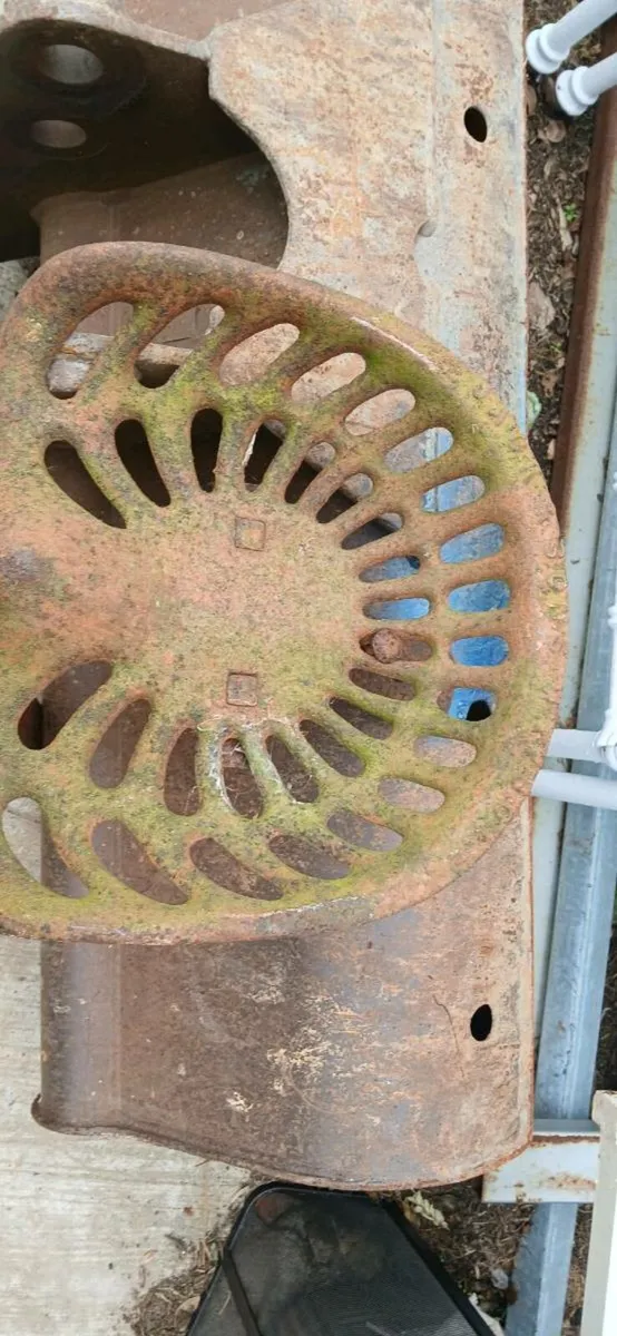 Mowing machine seat - Image 2