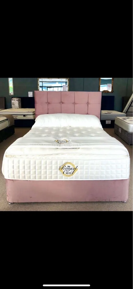 Pink velvet single bed - Image 1
