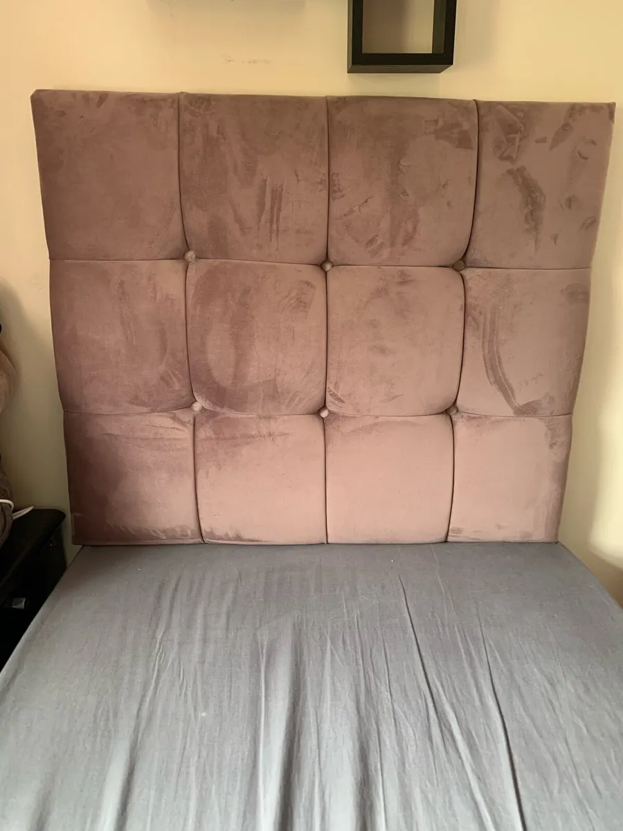 Pink velvet single bed - Image 3
