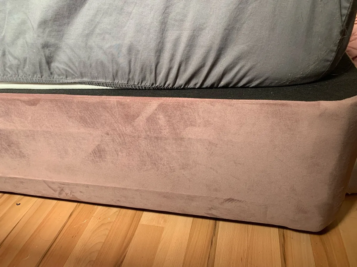 Pink velvet single bed - Image 4