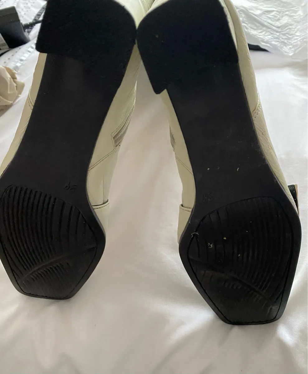 Marco Tozzi Ladies Patent Boots, White Size 39 / 6 - Image 4