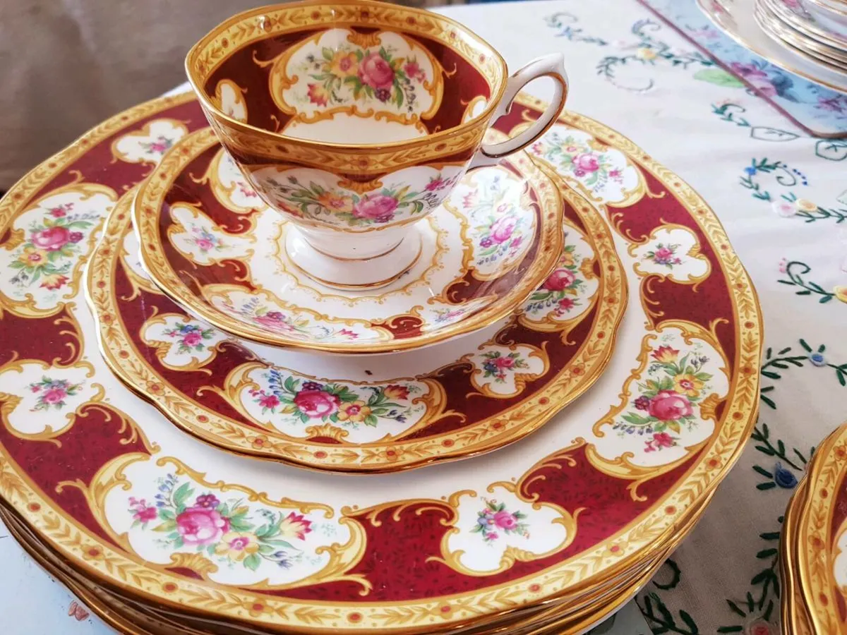 Lady Hamilton Royal albert41 piece service - Image 1