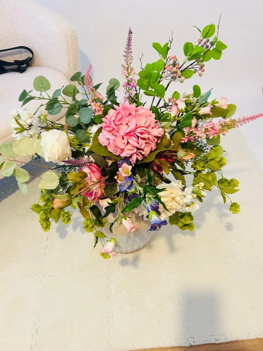 Faux flowers and vase - Image 4