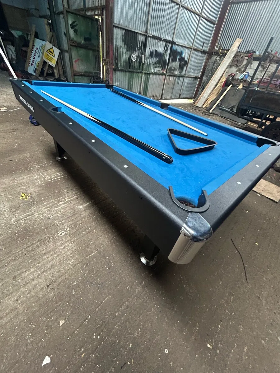 Pool table - Image 1