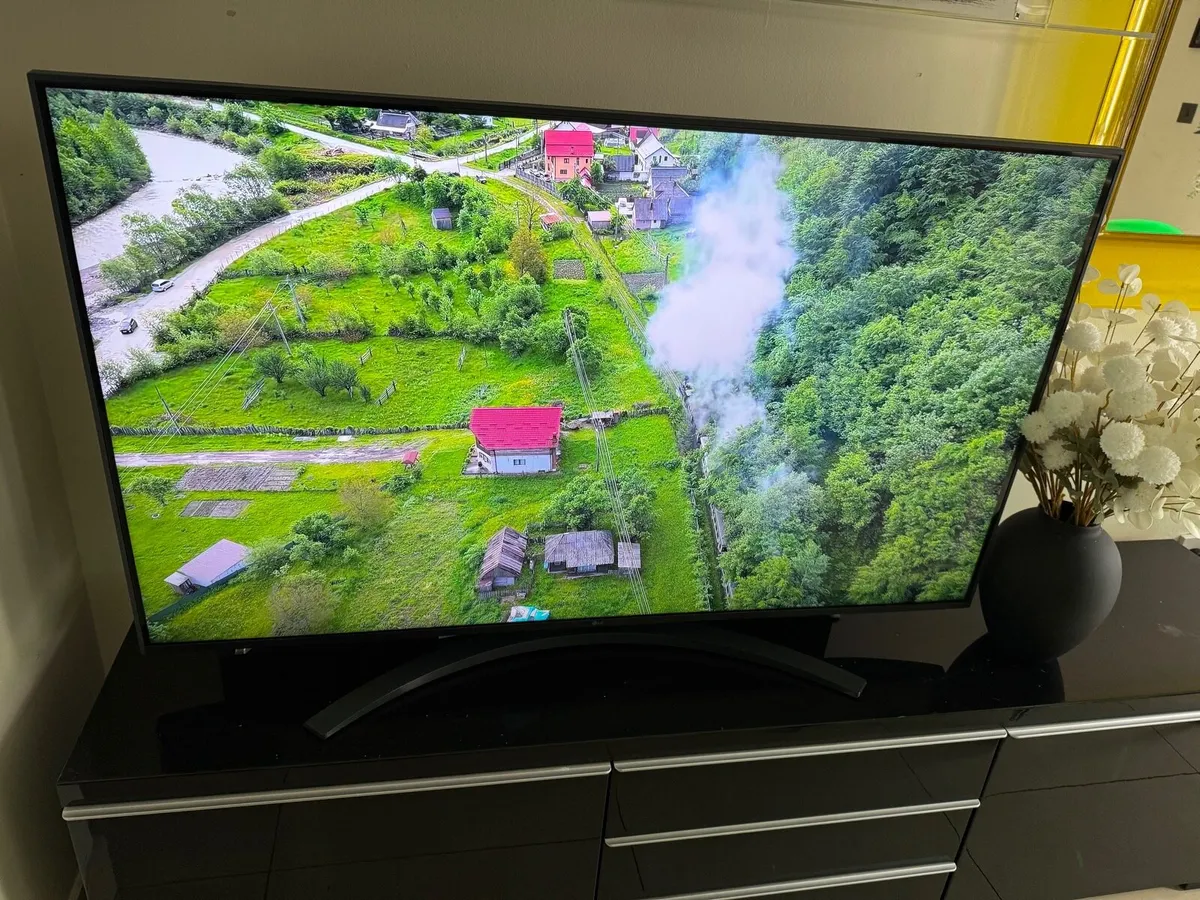 LG SMART 55” 4K ULTRA HD  Magic remote in swords - Image 2