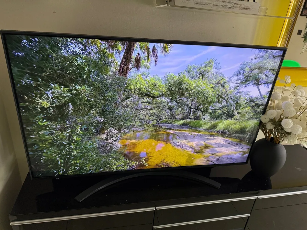 LG SMART 55” 4K ULTRA HD  Magic remote in swords - Image 4