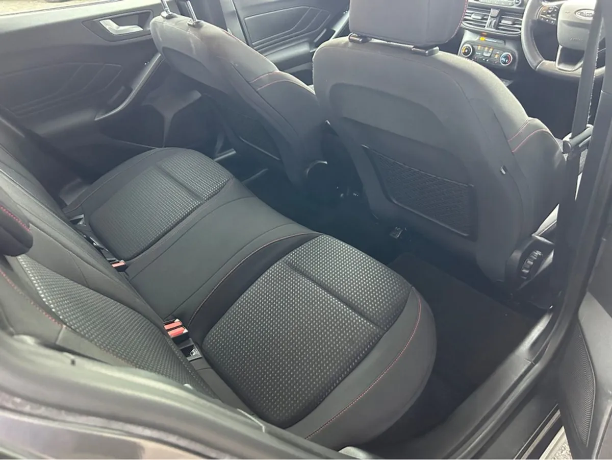 Ford Focus St-l 1.0 Ecob 125PS M6 E St-line 4DR - Image 3