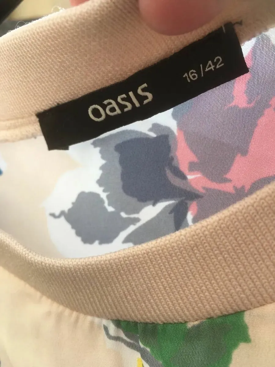 Oasis Ladies Top. Size 16 - Image 2