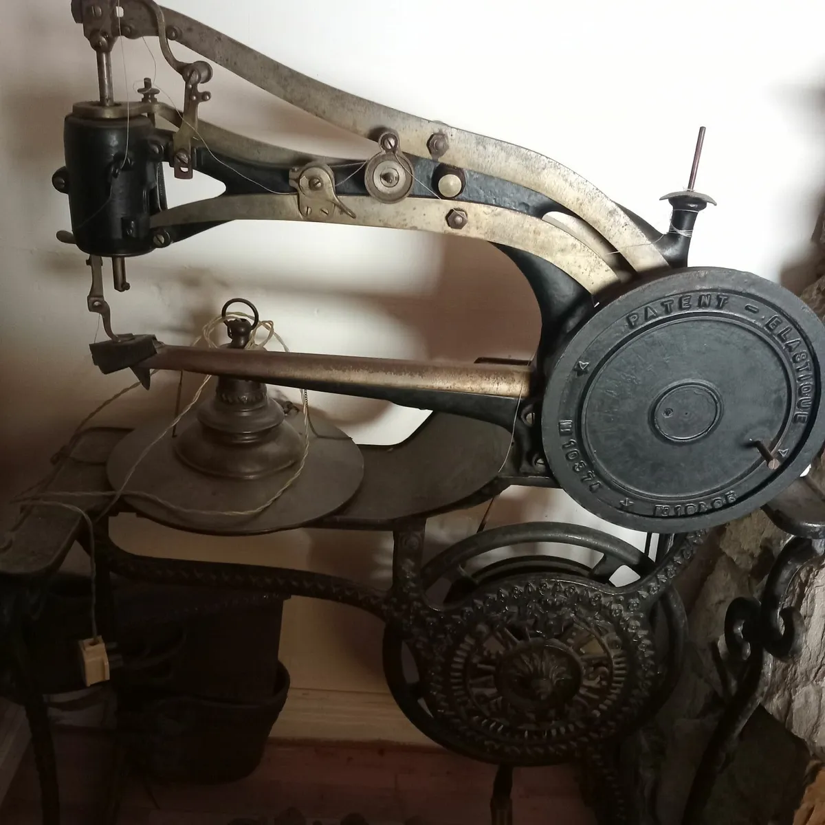Antique leather working sewing machine - Image 1
