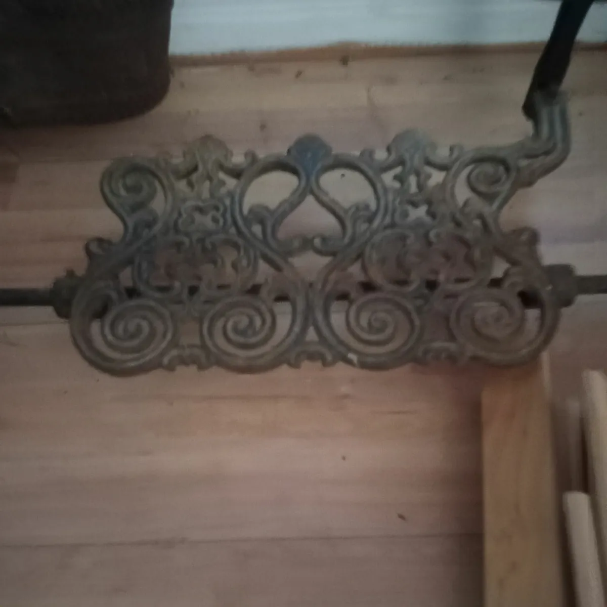 Antique leather working sewing machine - Image 2