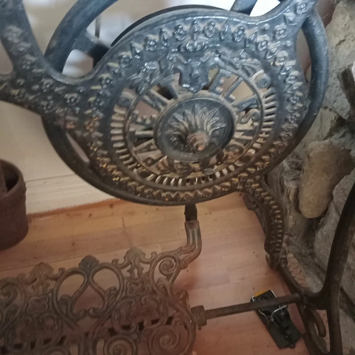 Antique leather working sewing machine - Image 3