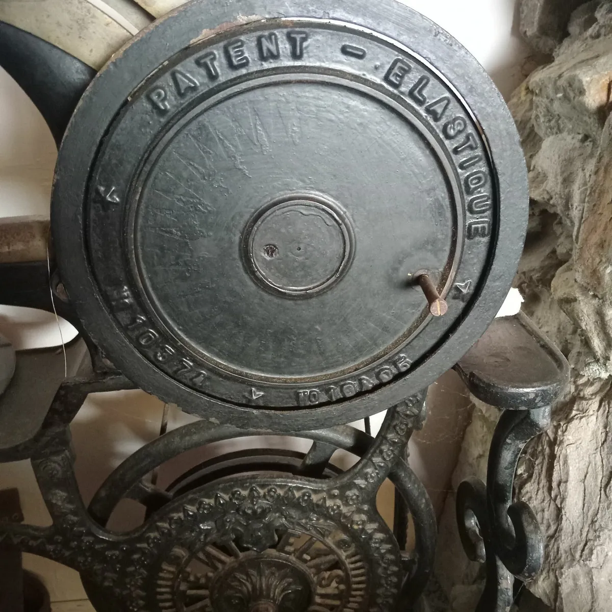 Antique leather working sewing machine - Image 4